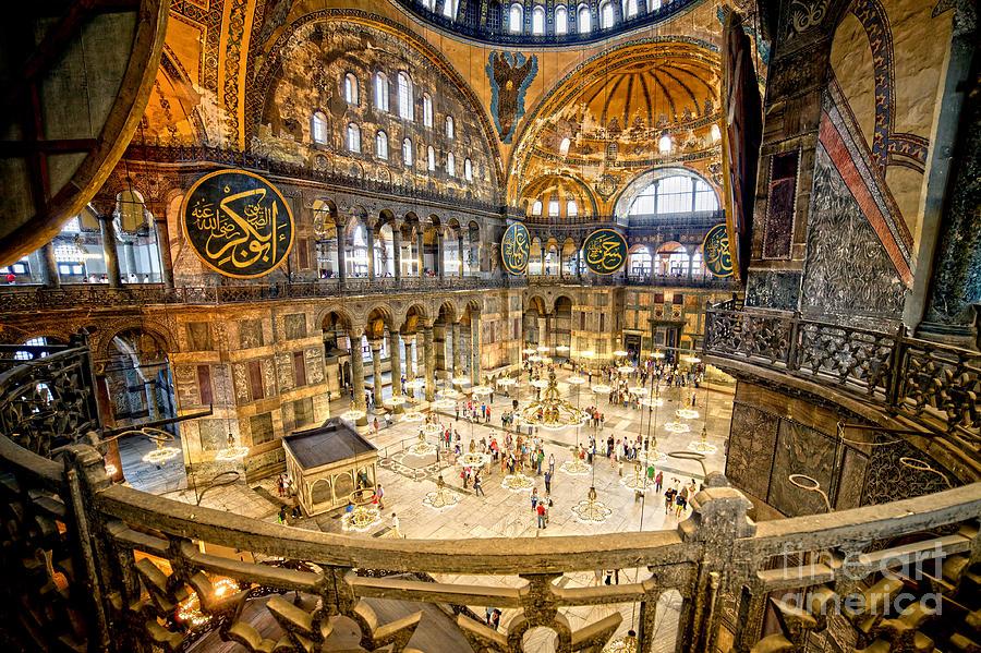 Interior lampu Hagia Sophia Istanbul Turki
