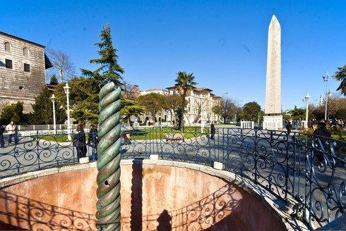 Obelisk Mesir di Hippodrome Square