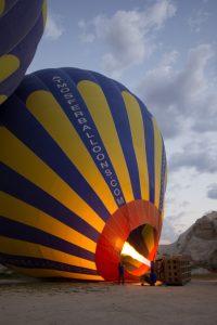 Persiapan penerbangan balon udara cappadocia Turki