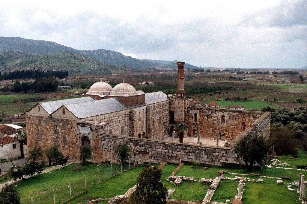 Masjid Isa Bey Turki, Masjid Dua Kubah Diantara Kuil Dan Gereja